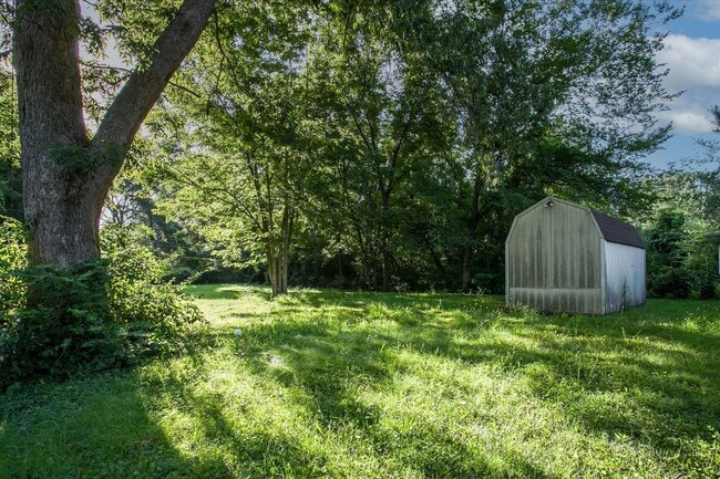 Building Photo - Your Cozy Kansas City Retreat Awaits – Wit...