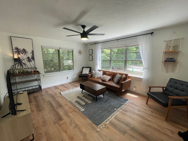Building Photo - Beautiful 2 Bedroom, 1 Bathroom Apartment ...