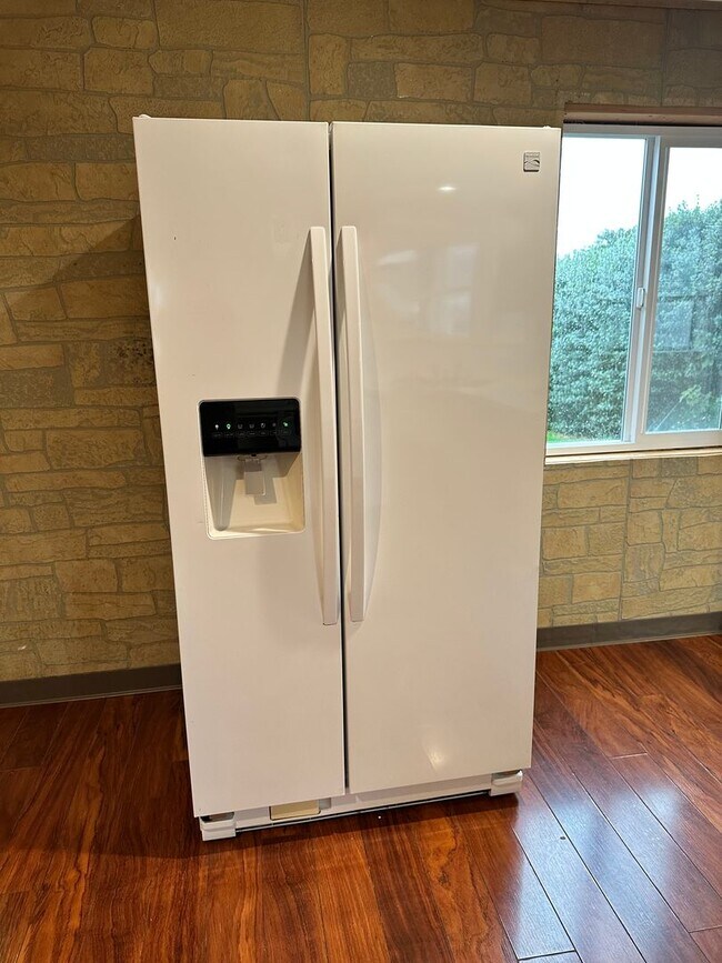 Building Photo - Light-Filled 2Bed, 2 Bath Traditional Home in Sunny Southeast Eureka $1950/mo