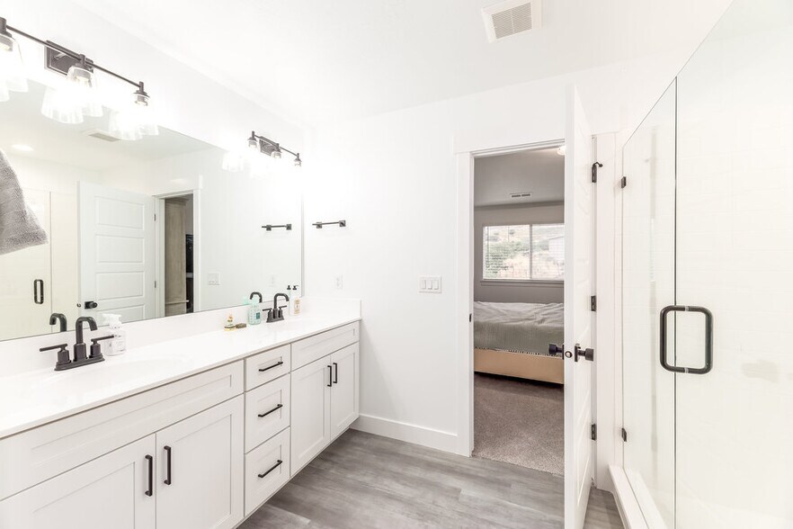 Master Bathroom Double Vanity - 16434 S Bull Spring Ln