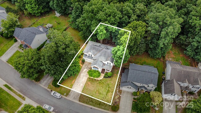 Building Photo - 8256 Chatham Oaks Dr