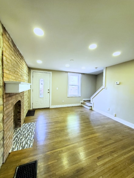 Building Photo - 90 E 8th Ave