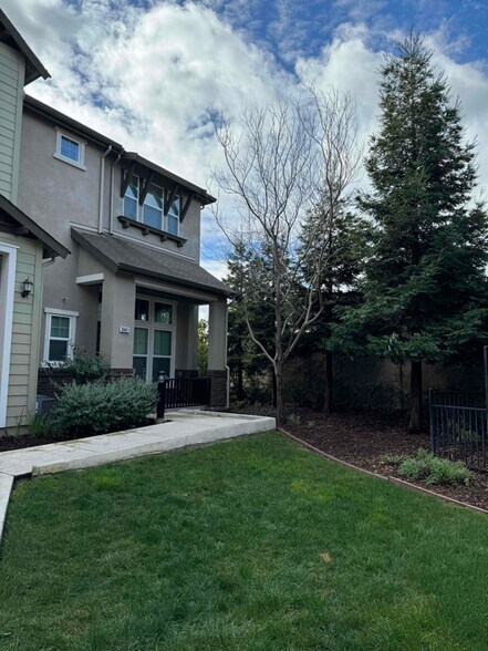 Building Photo - 3949 Portola Cmn
