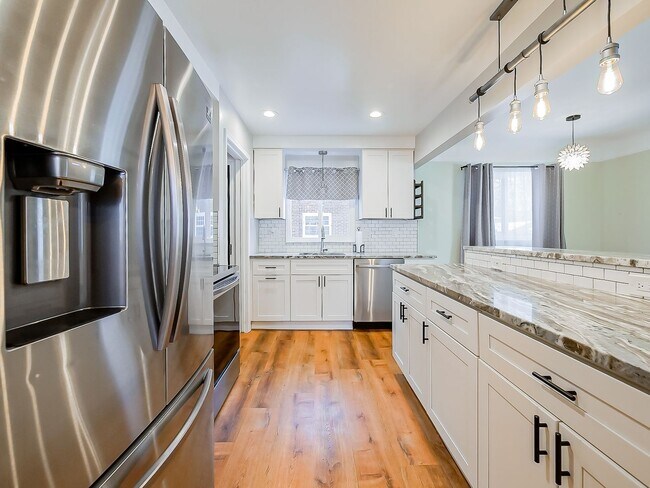 Building Photo - AVAILABLE NOW! Spacious 4-Bed Gem in the Heart of Clawson!