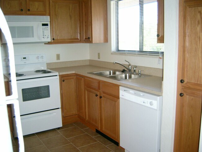 Building Photo - 2 Bedroom Condo near Oxbow Park