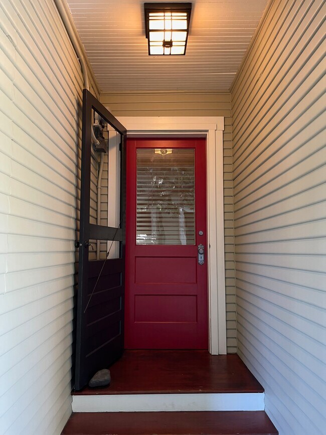 Building Photo - 135 E Ave 42