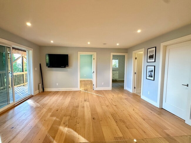 Building Photo - Fairfax Hillside Flat w/Valley Views