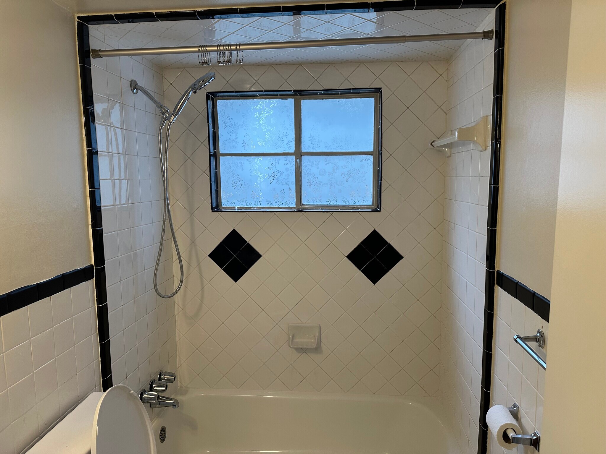 Building Photo - 668 Linwood Ave NE