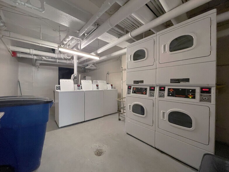 Building Photo - 434 W Roscoe St