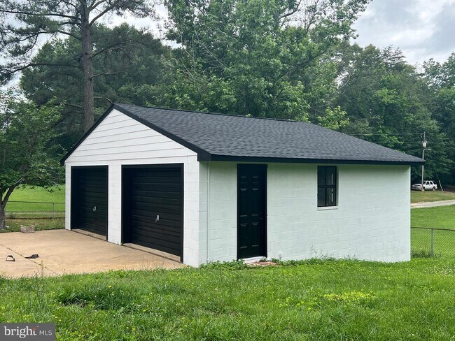 Building Photo - 9872 Red Hill Rd