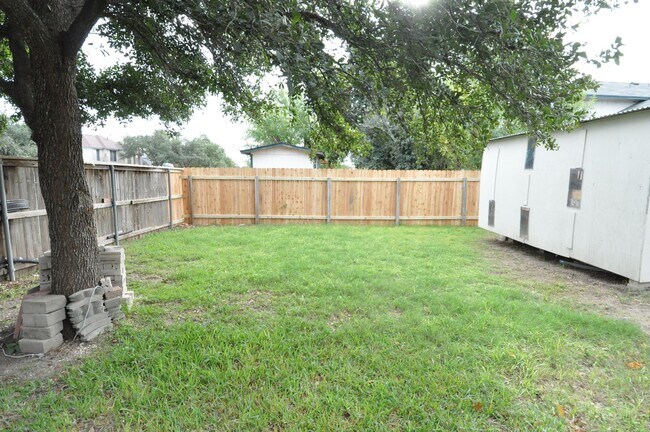 Building Photo - Great Location! All appliances included!