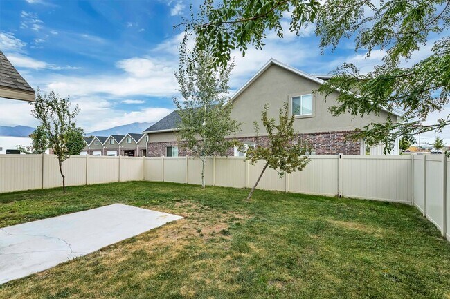 Building Photo - 939 W 175 S