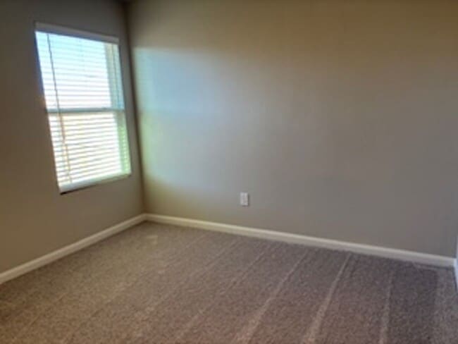 Building Photo - Charming Home! First Month Free!