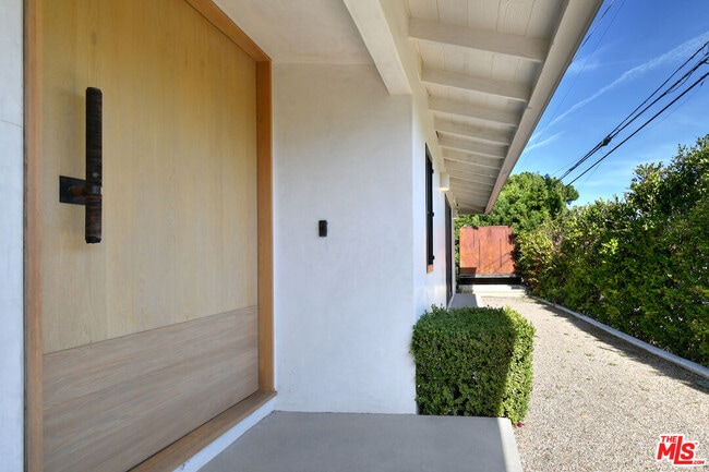 Building Photo - 2145 Linda Flora Dr