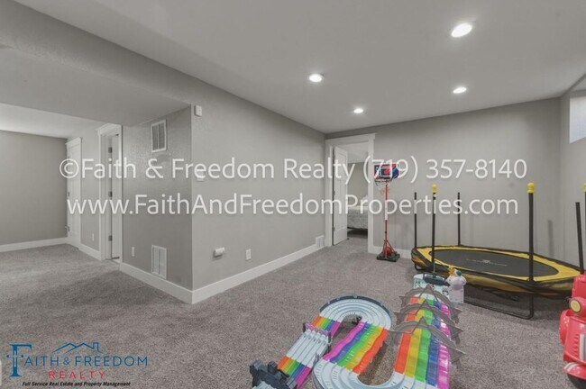 Building Photo - 260 Everett Dr