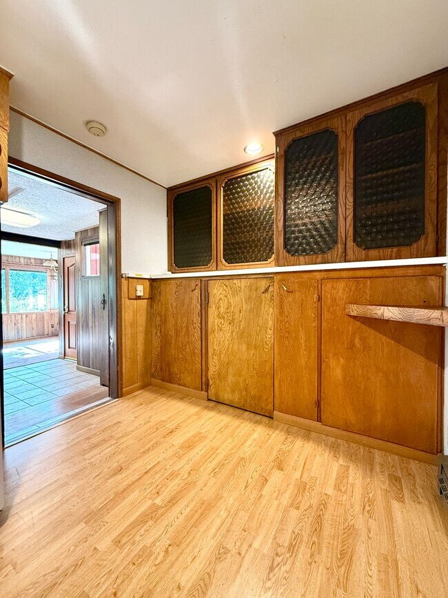 Building Photo - **50% OFF FIRST MONTH'S RENT** Country Liv...