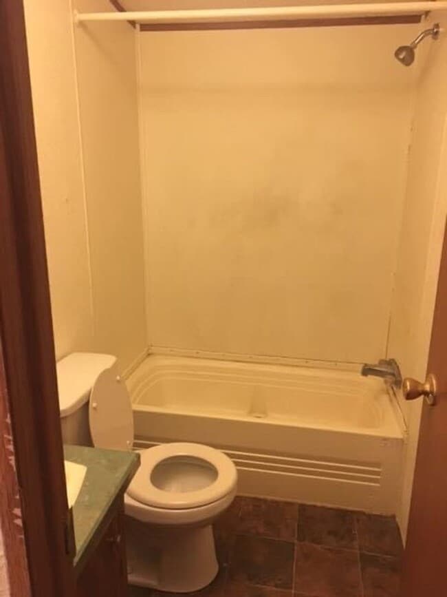 Building Photo - 2 bed 1 bath Country home