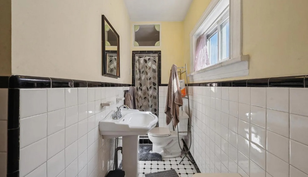 Building Photo - 5131 Pine St