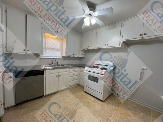 Building Photo - Charming 3 Bedroom