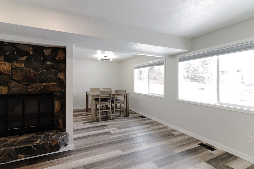 Building Photo - 8202 Mentra St