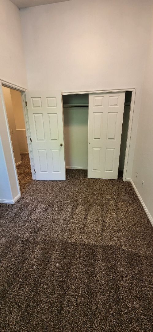 Building Photo - Beautiful 3 Bedroom Townhome in Pleasant G...