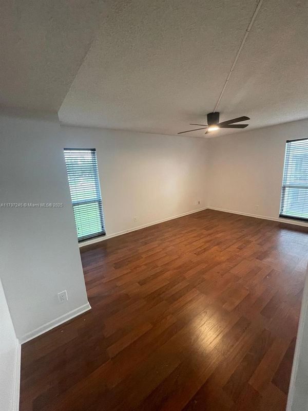 Building Photo - 454 N Laurel Dr