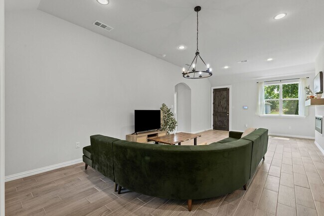 Building Photo - Grand in Granbury!