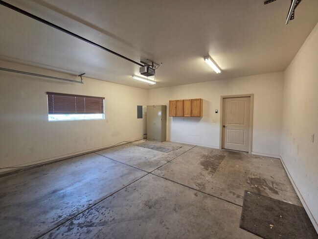 Building Photo - Shadow Ridge 3 Bedroom