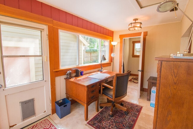 Building Photo - Zara's Cottage: Fully Furnished,  blocks t...