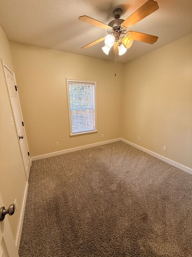 Building Photo - 2409 Riverside Dr