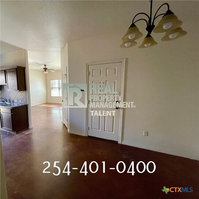 Building Photo - 602 Karey Dr