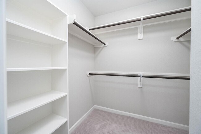 Building Photo - 2022 Groveland Glen Dr