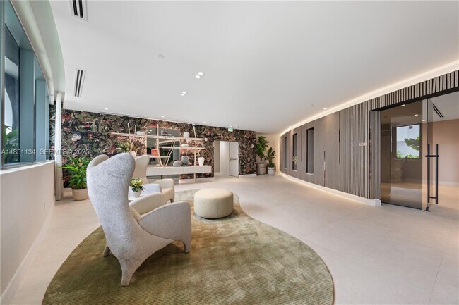 Building Photo - 700 NE 24th St