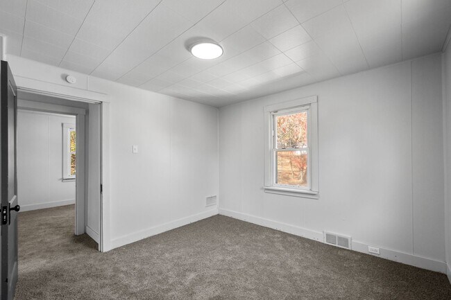 Building Photo - MOVE IN SPECIAL! SCORE HALF OFF 1ST MONTH'...