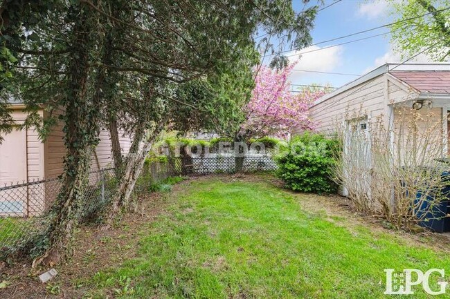 Building Photo - 2834 Sherbrooke Rd