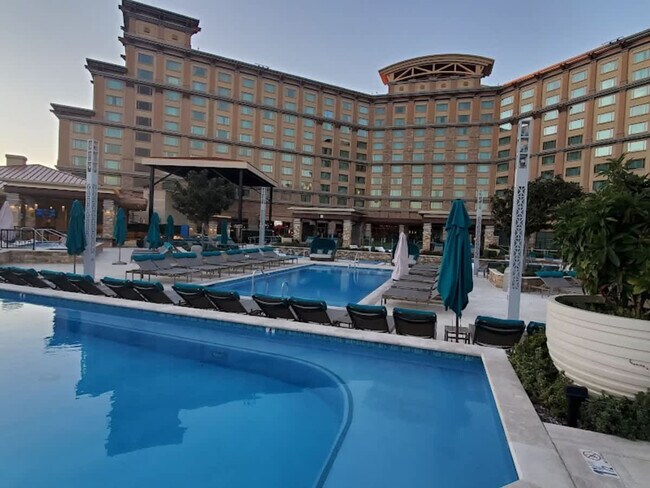 Building Photo - 2908 Lakemont Dr