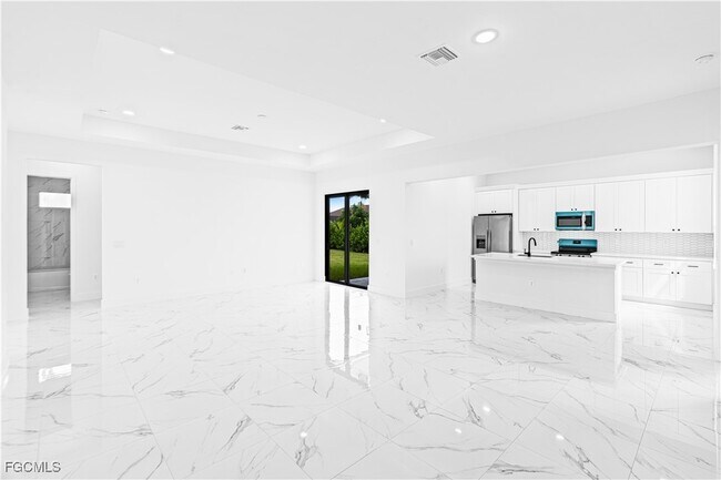 Building Photo - 1019 Kismet Pkwy W
