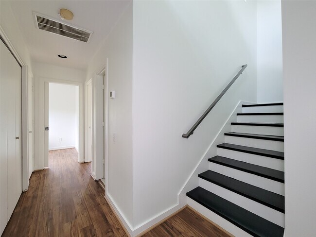 Building Photo - 2605 Calumet St