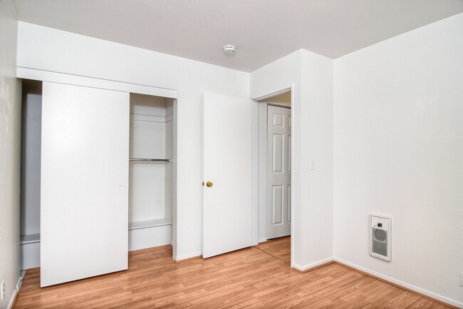 Building Photo - Cute 2 Bedroom Condo Steps Away from Endle...