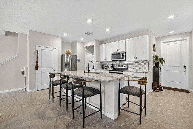 Building Photo - 5652 SE Edgewater Cir