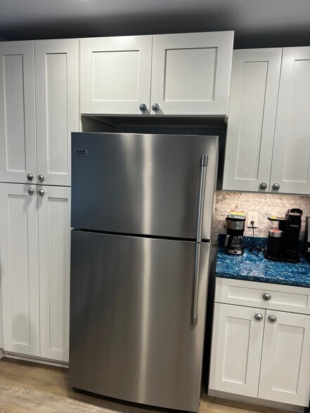 Building Photo - 7600 Sun Island Dr S