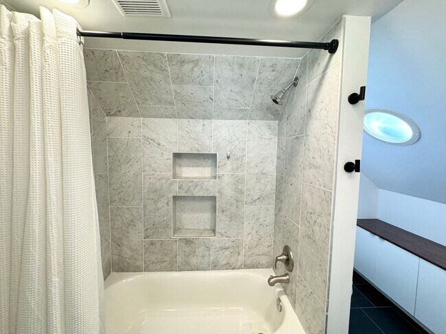 Building Photo - Gorgeous Avenues Remodel!