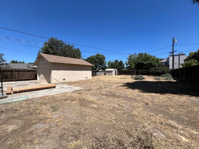 Building Photo - Fully remodeled 2 bedrooms and 1 bathroom, single-story home in Visalia, CA!