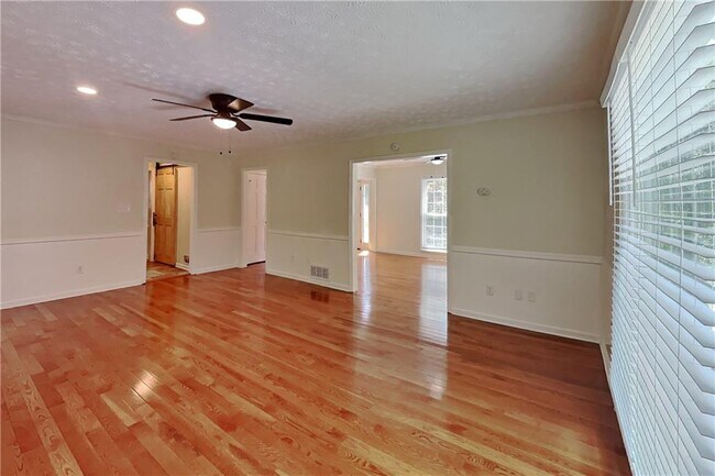 Building Photo - 3829 Bluffview Dr