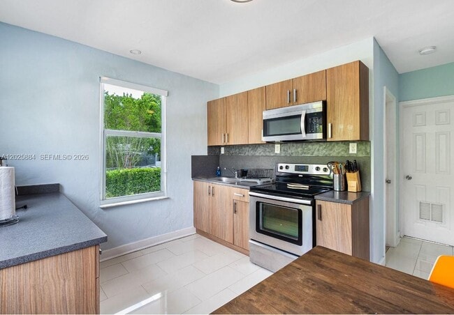 Building Photo - 2255 SW 10th St
