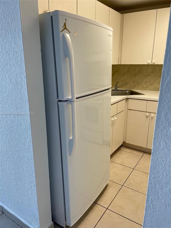 Building Photo - 666 W 81st St