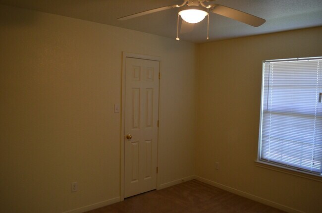Building Photo - 910 Crymes Ln