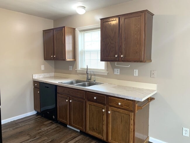 Building Photo - MOVE IN READY, APPLY NOW!!