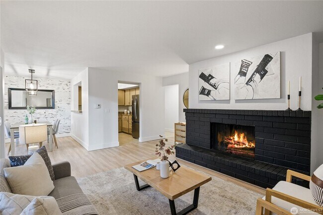 Building Photo - Spacious 2-Bedroom Ground Floor Condo with Private Yard in Kirkland