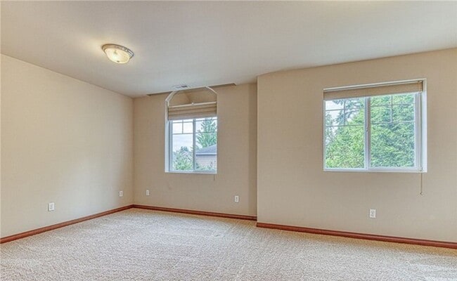 Building Photo - Meticulously maintained fully air conditio...